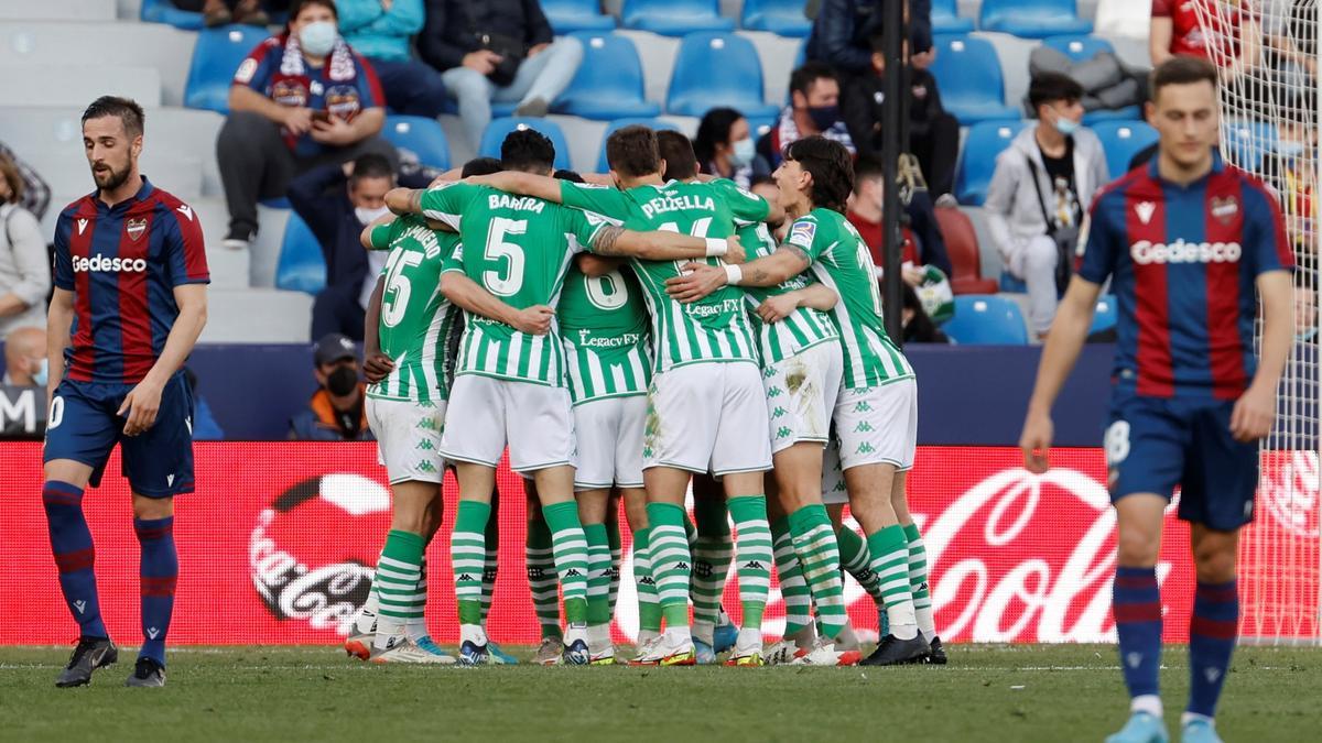 Los jugadores del Betis celebran su tercer gol ante el Levante.