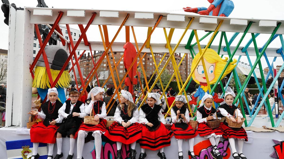 EN IMÁGENES: El segundo desfile de carrozas de El Bollo en Avilés