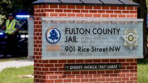 Agentes del alguacil del condado de Fulton brindan seguridad fuera de la cárcel del condado de Fulton en Atlanta, Georgia, EE.UU. 