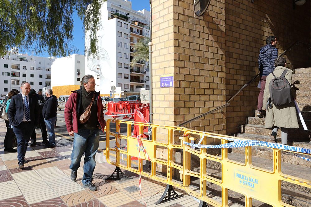 Una comitiva del Ministerio de Justicia junto al juez decano de Ibiza, Juan Carlos Torres, Marta Díaz y Ramón Roca han visitado las instalaciones de la máxima institución insular.