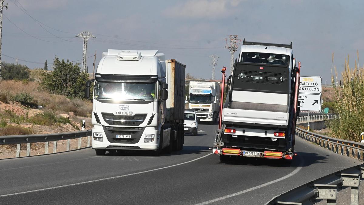 Camiones por una carretera nacional