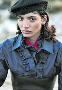 María Khan.