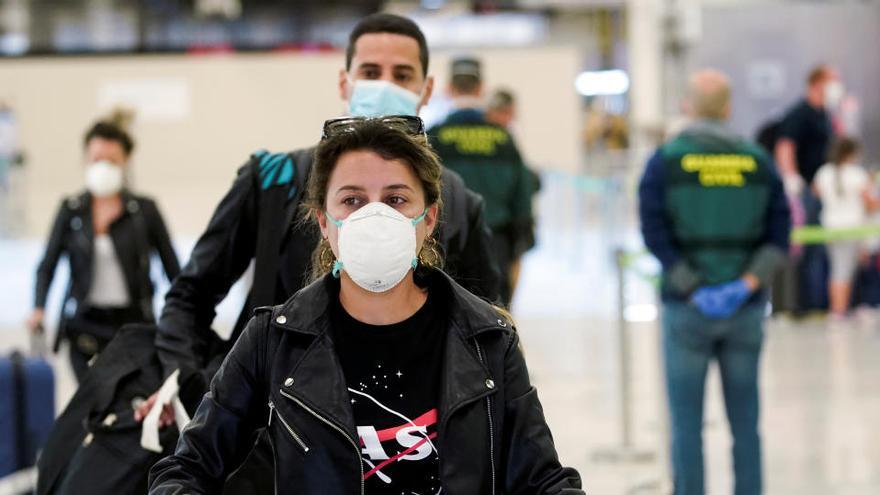 Pasajeros en el aeropuerto de Barajas.