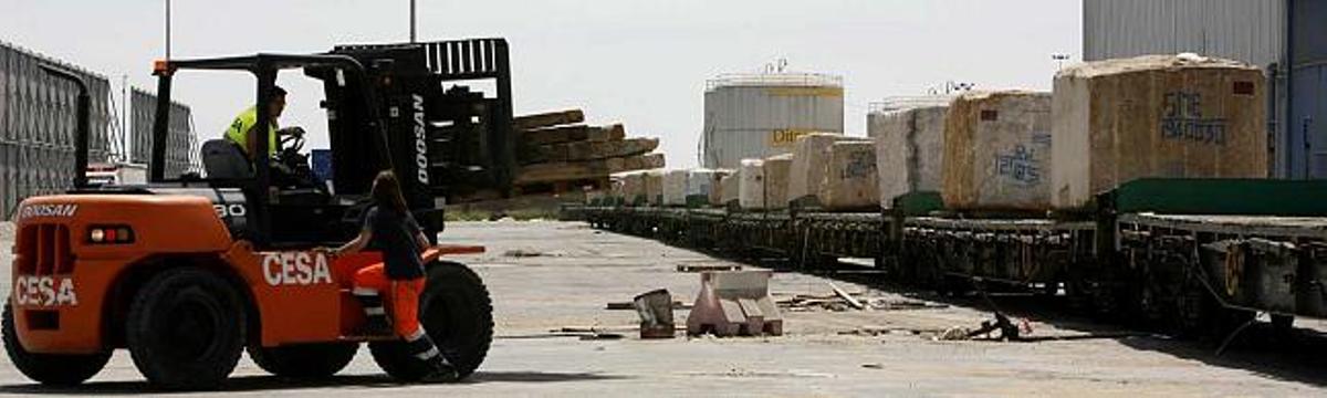 Imagen de los trabajos para cargar ayer en el tren desde el muelle 17 del Puerto de Alicante los bloques de granito.