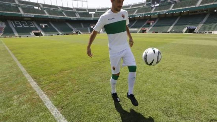 Manuel Sánchez, ayer, durante su presentación oficial como futbolista del Elche.