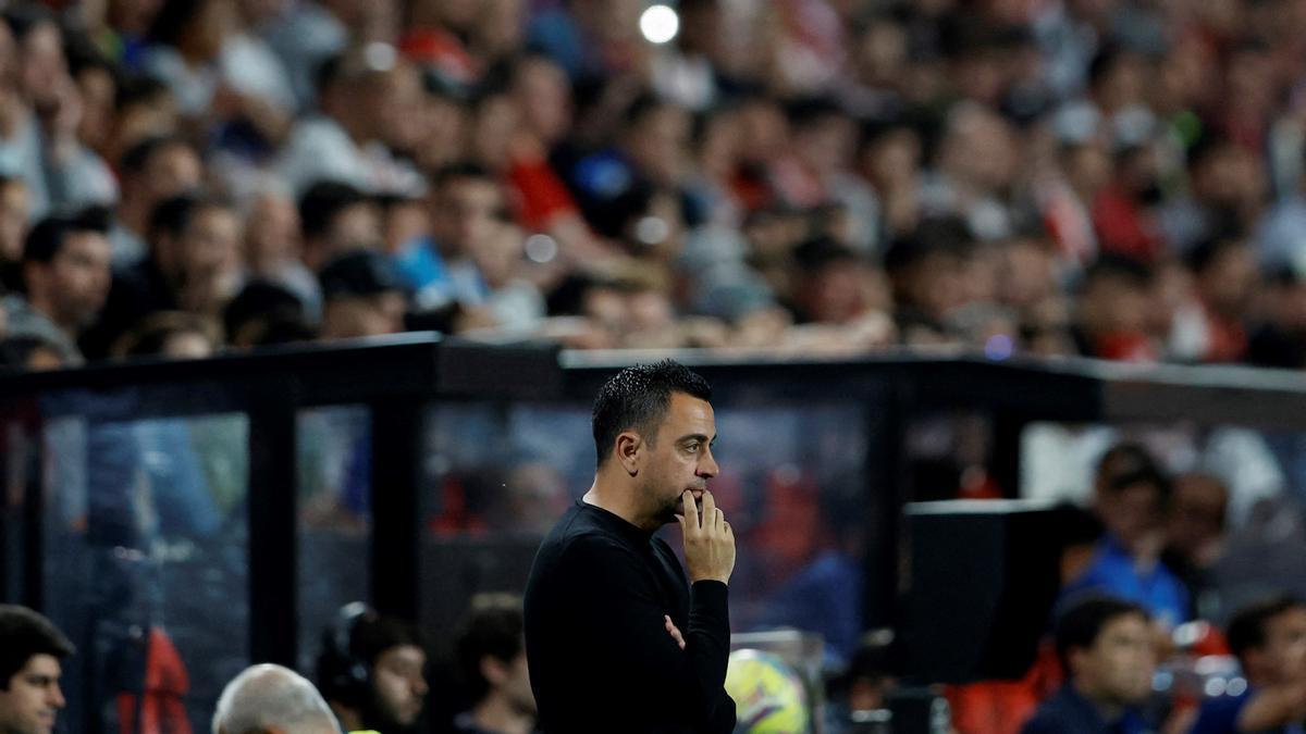 Xavi, en actitud pensativa, durante el Rayo-Barça en Vallecas.