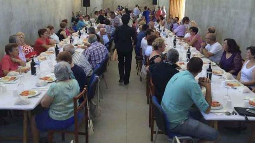 Cena solidaria contra el Cáncer organizada en Bustillo del Oro.