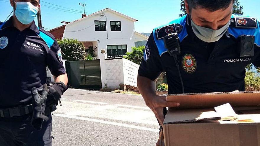 Los agentes transportan a la serpiente en una caja.