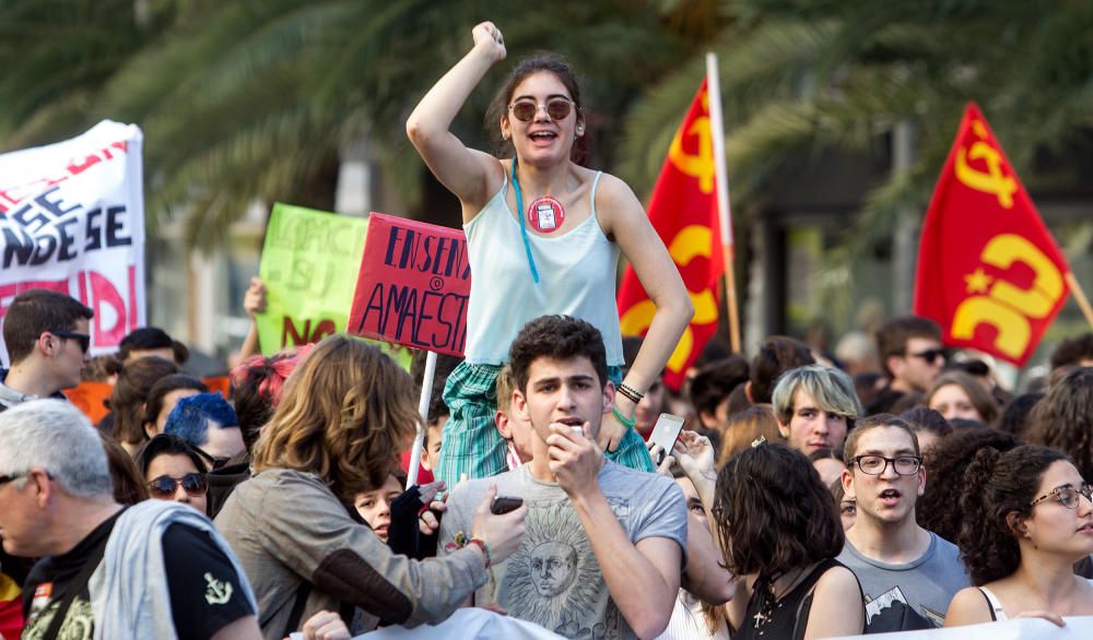 Los estudiantes claman en Alicante por una educación pública de calidad