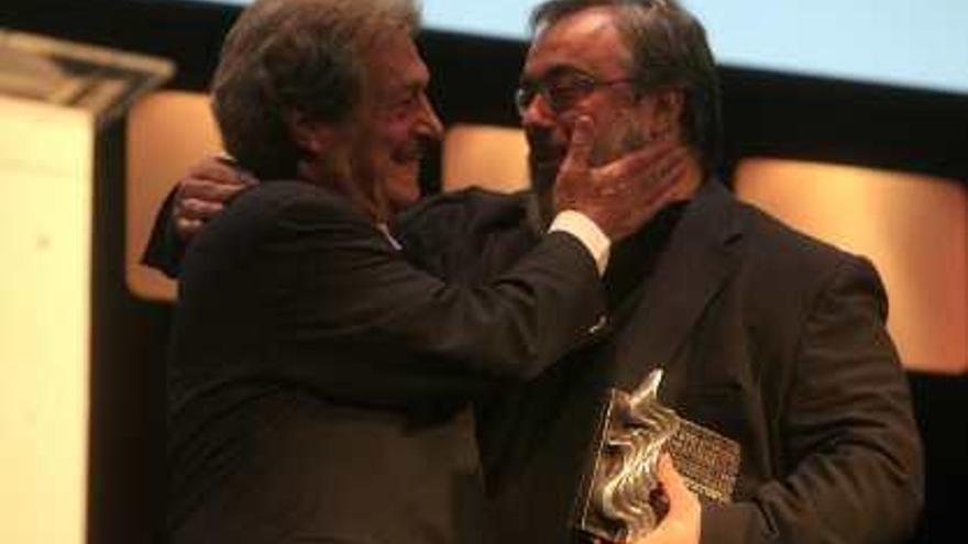 El actor Sancho Gracia abraza a Álex de la Iglesia en el Festival de Cine de Alicante.