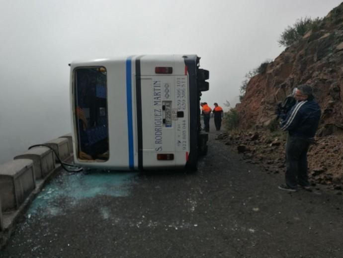 Varios turistas resultan heridos al volcar una guagua en La Gomera