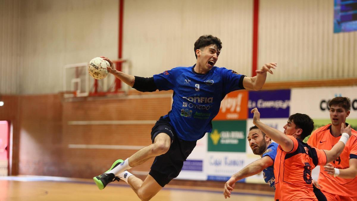 Pablo Granda realiza un lanzamiento a portería rival.