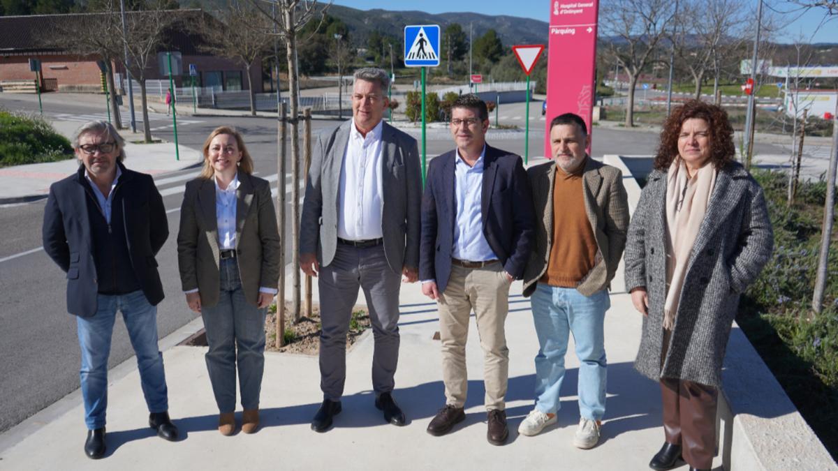 El conseller Martínez Mus, junto al alcalde de Ontinyent, la vicepresidenta de la diputación Natàlia Enguix, el regidor Óscar Borrell, y dos altos cargos del Consell, en los accesos del nuevo hospital.
