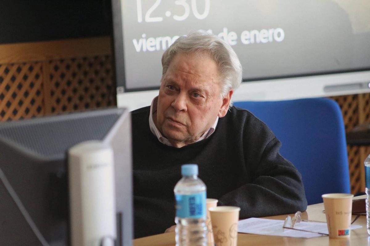 Antonio Pedrero en un acto en la Escuela de Arte.