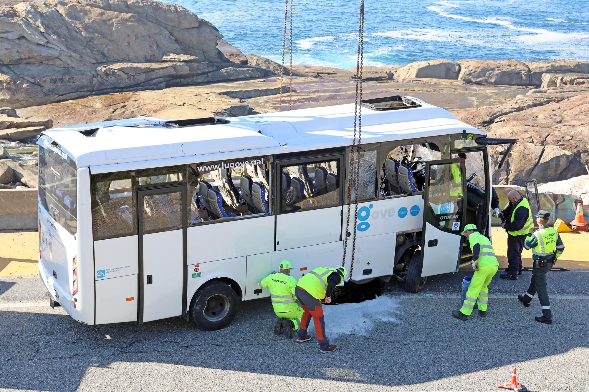 Un microbús vuelca sobre las rocas de cabo Silleiro