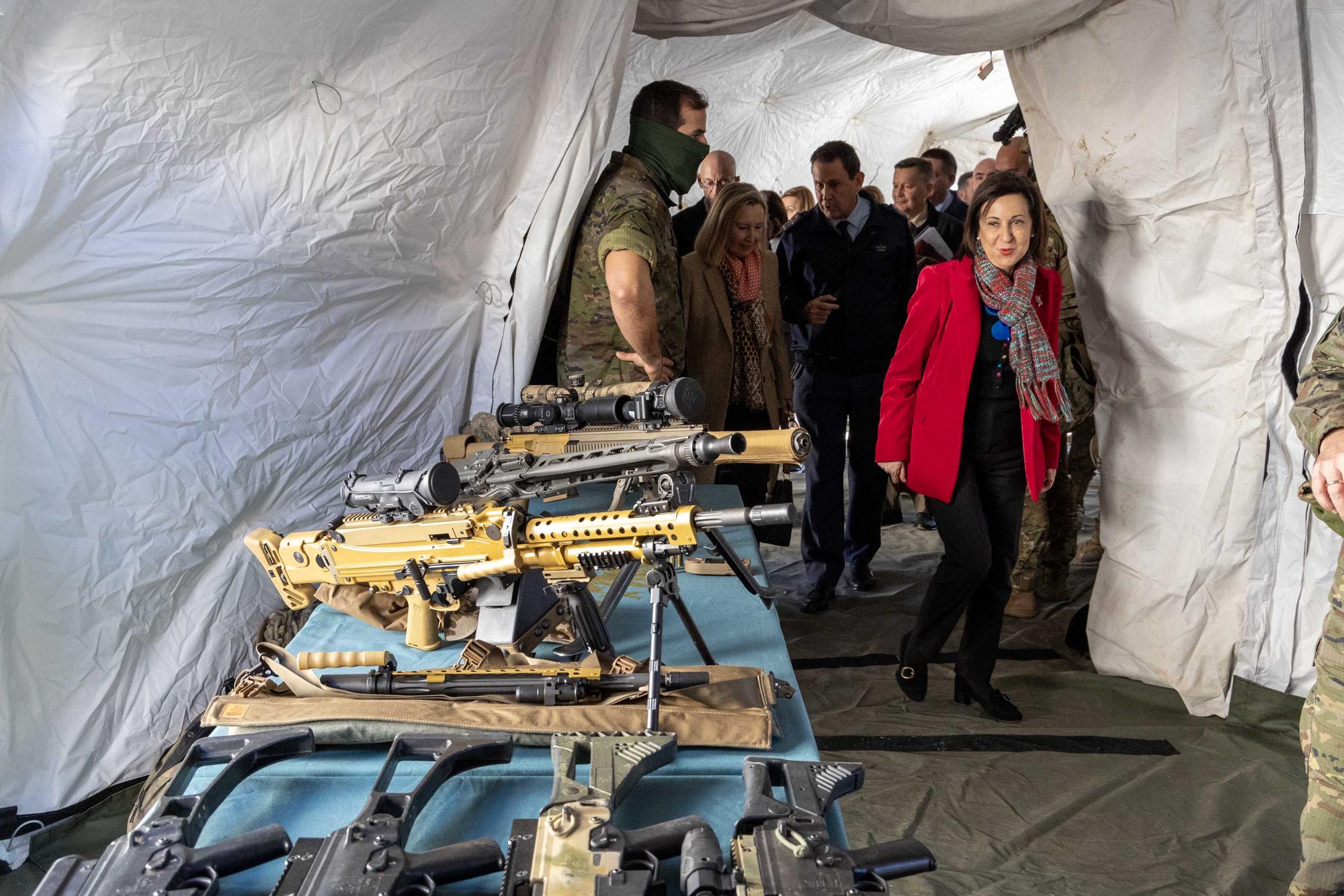 La ministra de Defensa Robles supervisa en el cuartel de Rabasa el nuevo material adquirido por el Mando de Operaciones Especiales