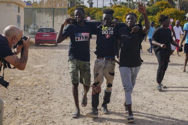 Decenas de migrantes entran en Melilla tras romper puerta de paso fronterizo