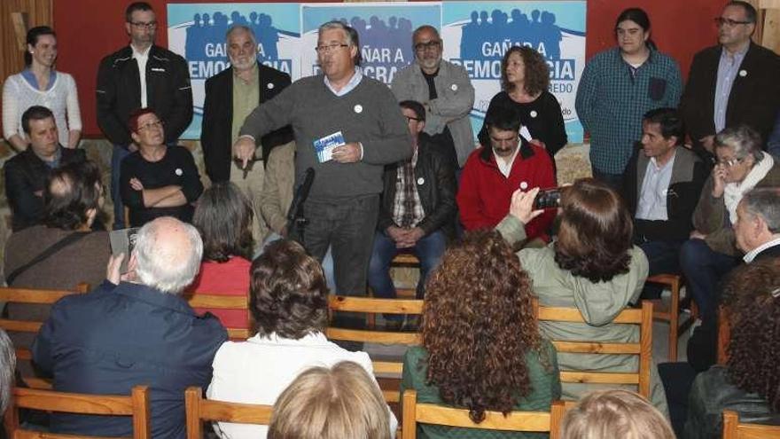 El candidato de Marea Veciñal y miembros de la lista, ayer, en la presentación.