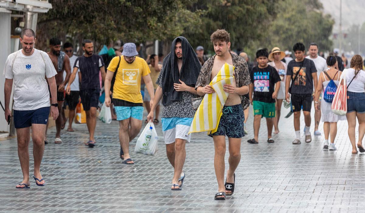 La alerta vacía el mar pero no el arenal del Postiguet