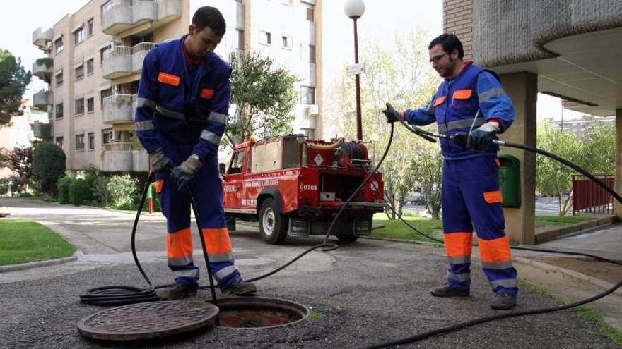 IU alerta de doce despidos en la contrata del alcantarillado