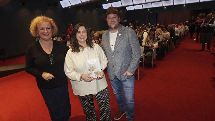 Ana Roza, Susana García Soto y David Castañón, ayer en un repleto Club Prensa Asturiana.