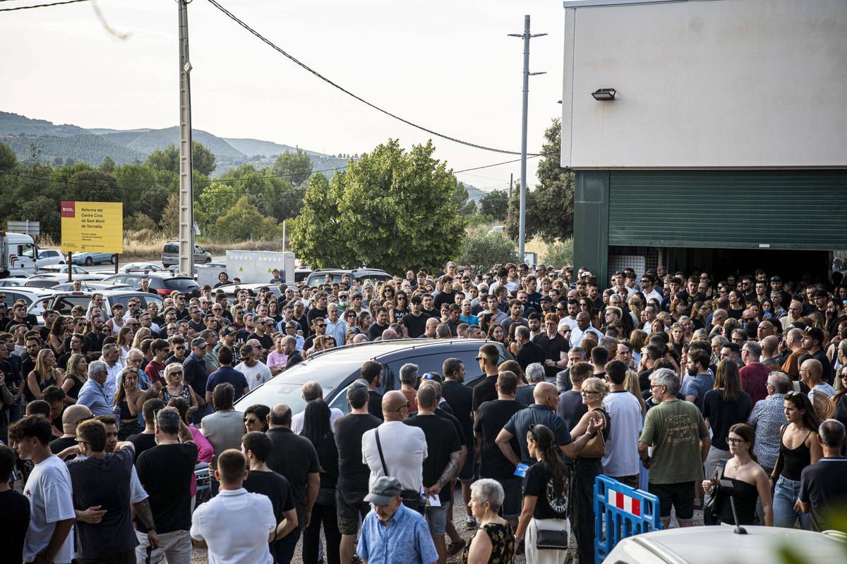 L'últim adeu de Sant Martí de Torroella a Pau Simon, el miner mort a Súria