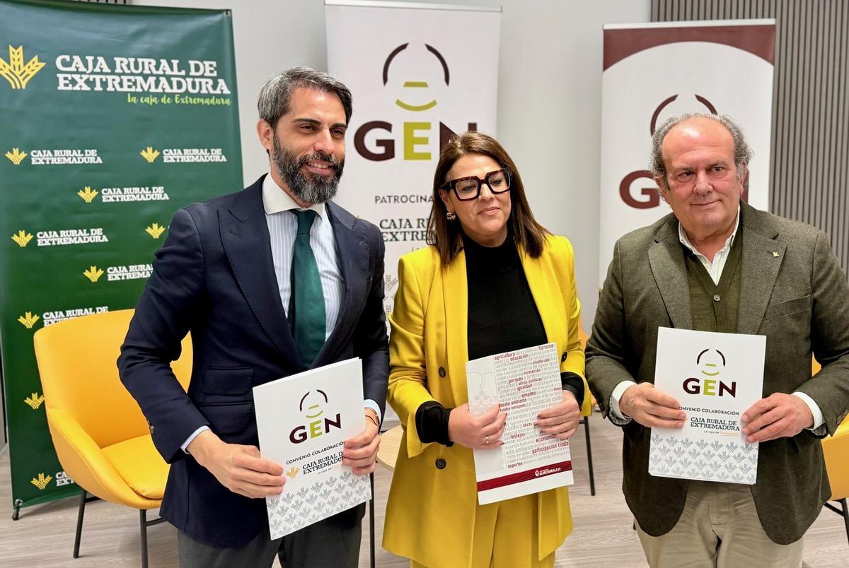 Sergio Salguero, Josefina Barragán y Urbano Caballo durante la firma del convenio.