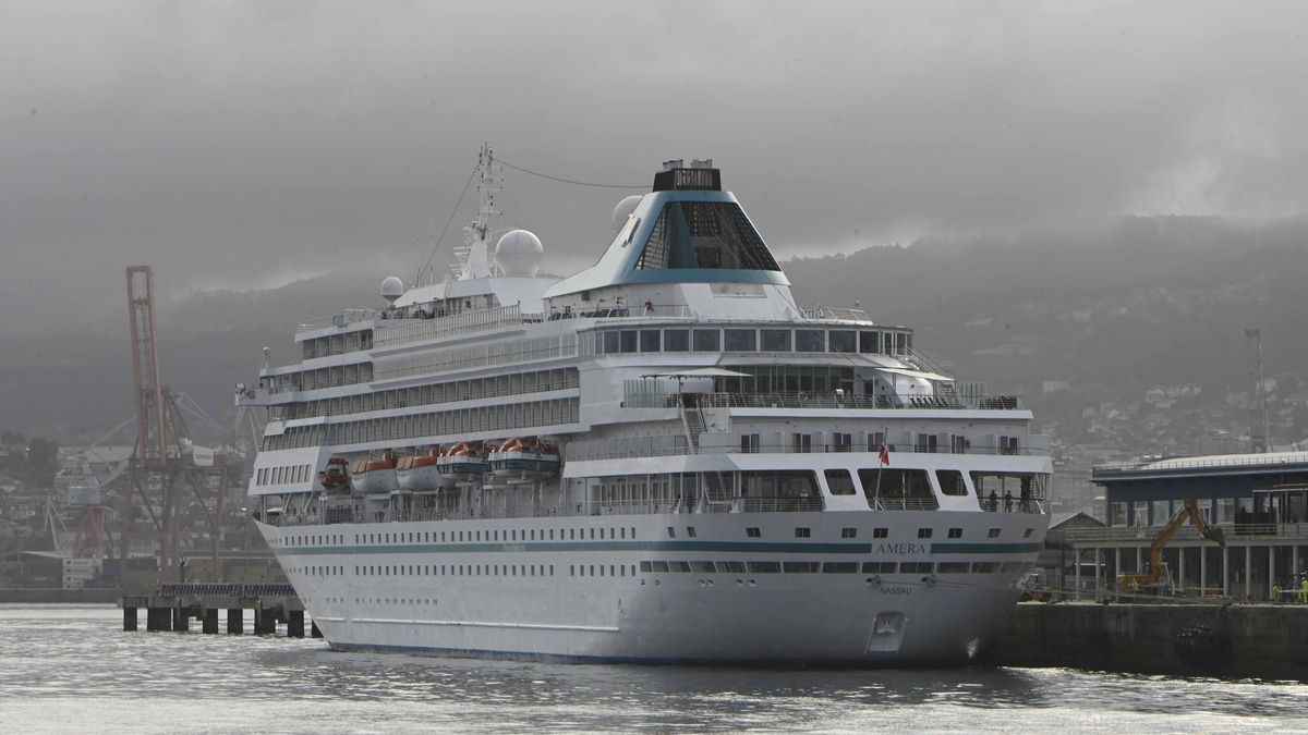 El «Amera», esta mañana en el puerto de Vigo.
