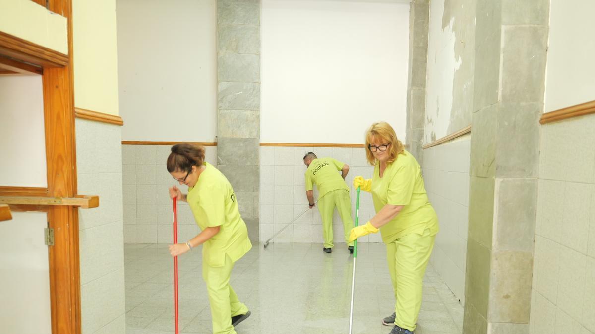 Tres participantes en el plan de empleo mejoran el local social de Los Tarahales.