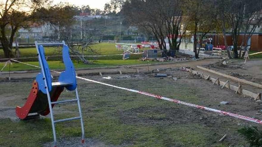 Obras de ampliación del parque infantil en Costa Giráldez. // G. Santos