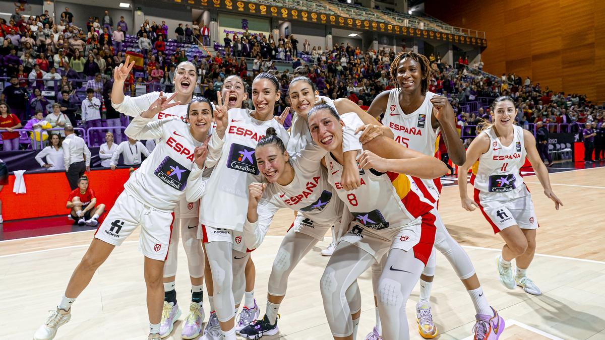 La selección española femenina de baloncesto tras uno de sus últimos partidos.