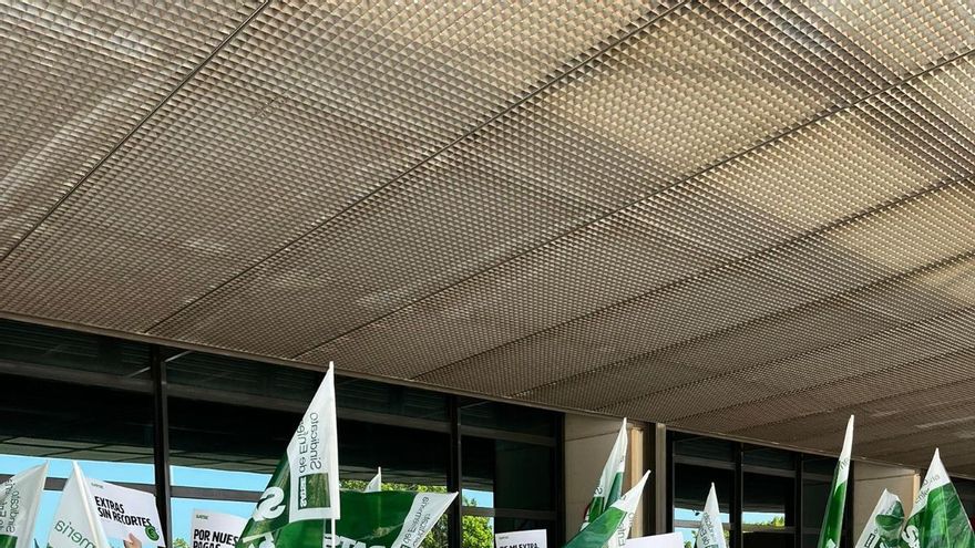 Manifestación de enfermeras y fisioterapeutas en Baleares: &quot;De mi extra, ni un euro&quot;