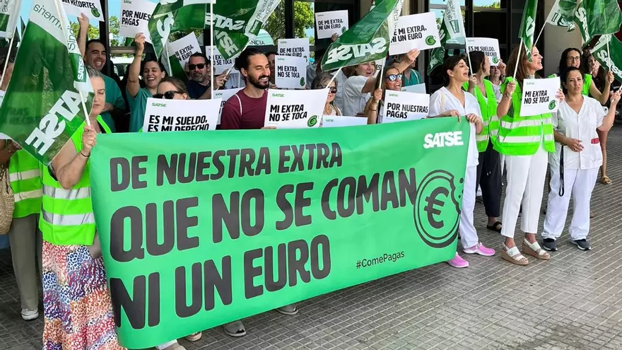 VÍDEO | Enfermeras y fisioterapeutas de Baleares se plantan por el recorte de su sueldo: "De mi extra, ni un euro"
