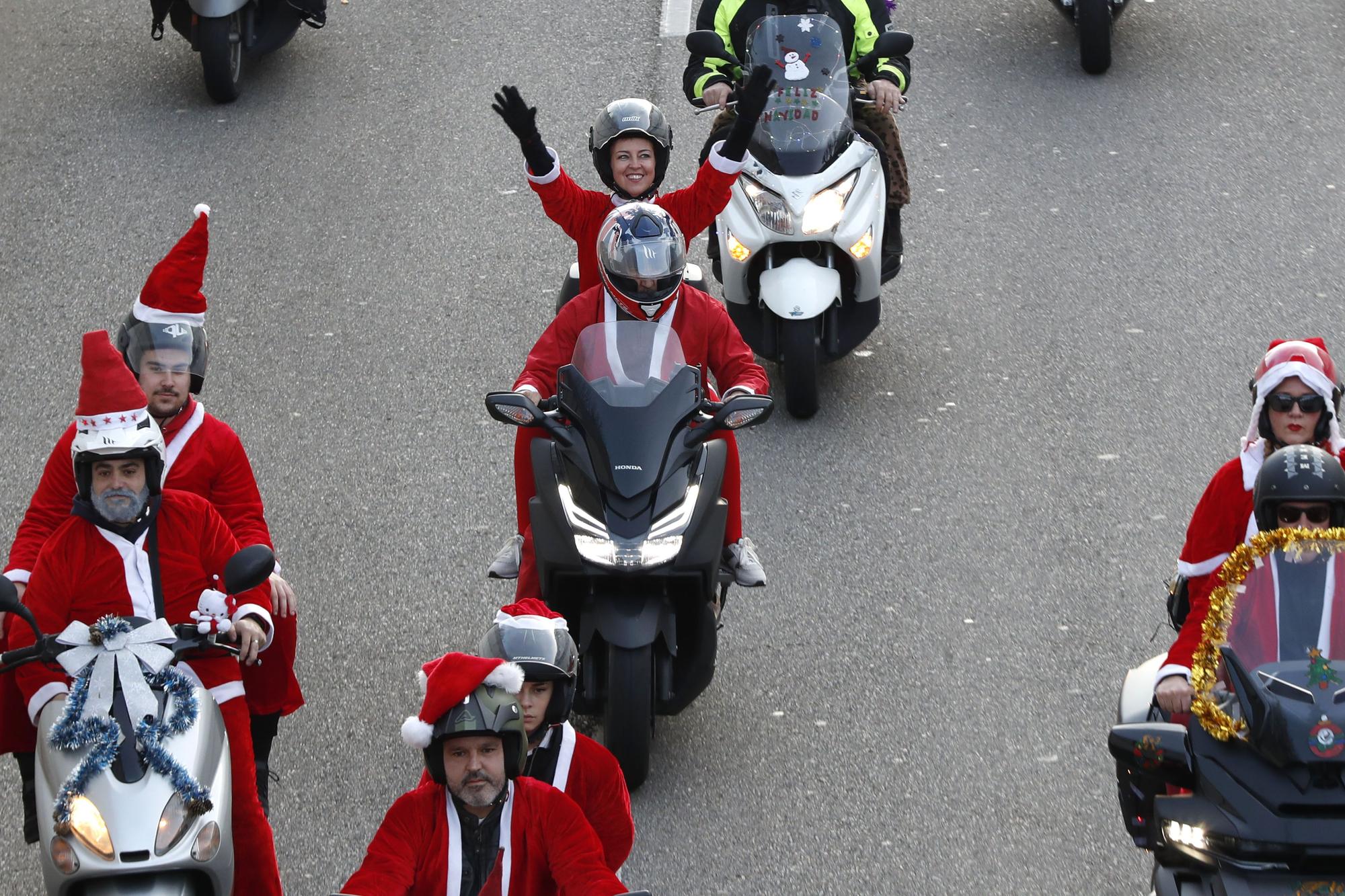 Papa Noel guarda los renos y saca la moto