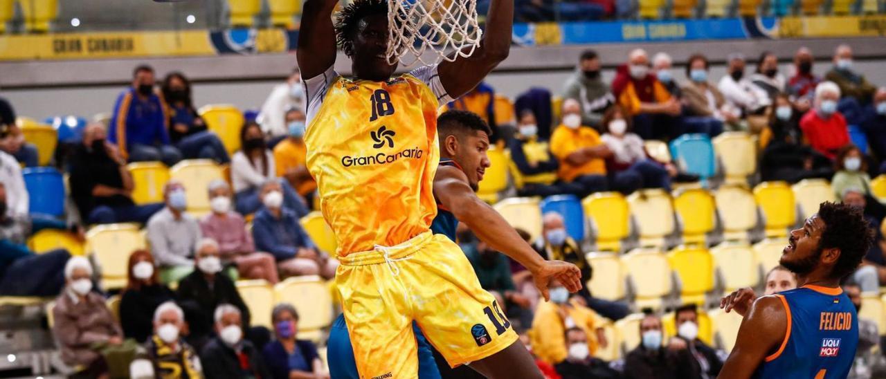 Khalifa Diop realiza un mate en el encuentro de la Eurocup del miércoles ante el ratiopharm Ulm. | | CB GRAN CANARIA