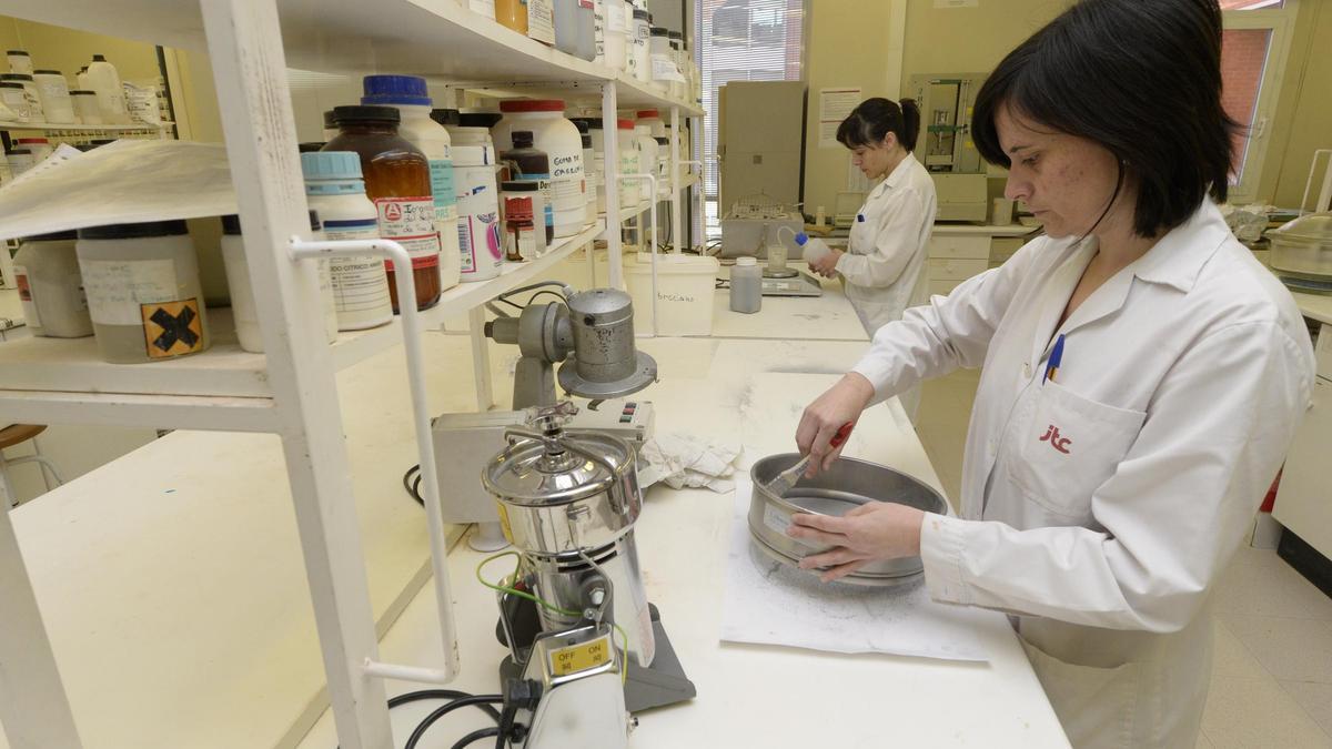 Instalaciones del Instituto de Tecnología Cerámica de Castellón, donde se investiga para hacer el azulejo más competitivo.