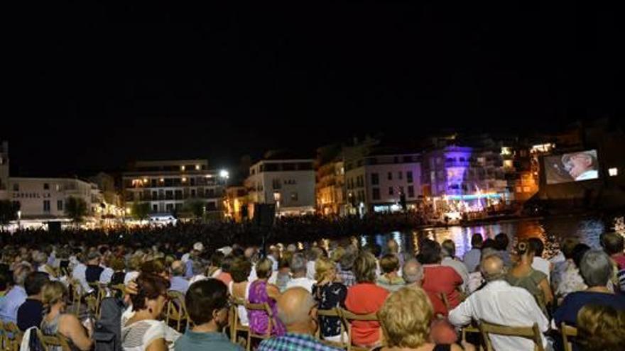 La platja, plena d&#039;espectadors durant la Cantada.