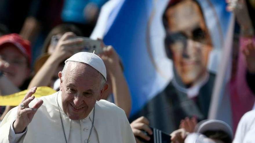 El Papa saluda al público tras la ceremonia. A la derecha, una imagen de san Óscar Romero. // F. Monteforte