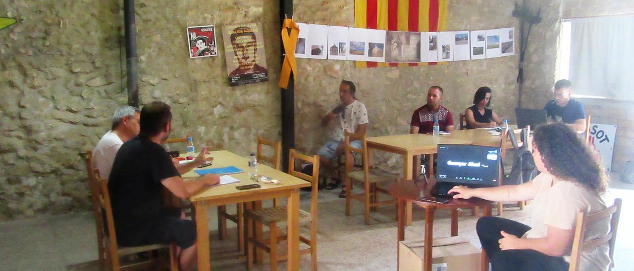 Representantes de los colectivos municipalistas durante el debate