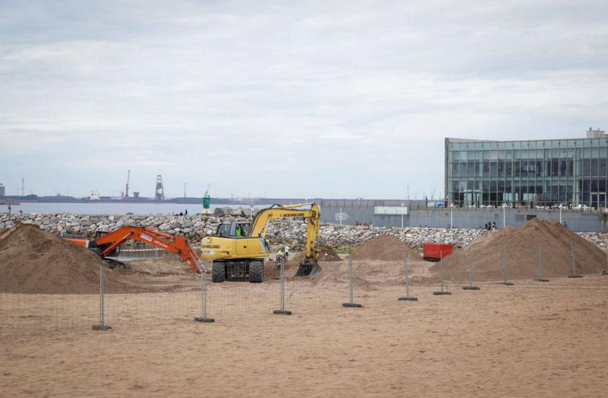 Las dos excavadoras entre la arena removida, con Talasoponiente a la derecha. | Juan Plaza