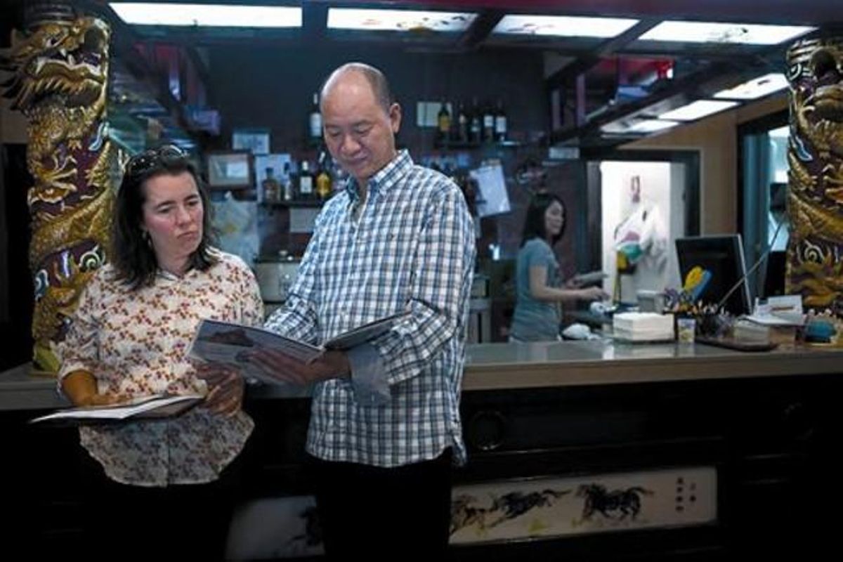 Ainara Munt i el propietari del restaurant Wen Zou, amb la carta normalitzada al català, dimarts passat. Ainara Munt i el propietari del restaurant Wen Zou, amb la carta normalitzada al català, dimarts passat.