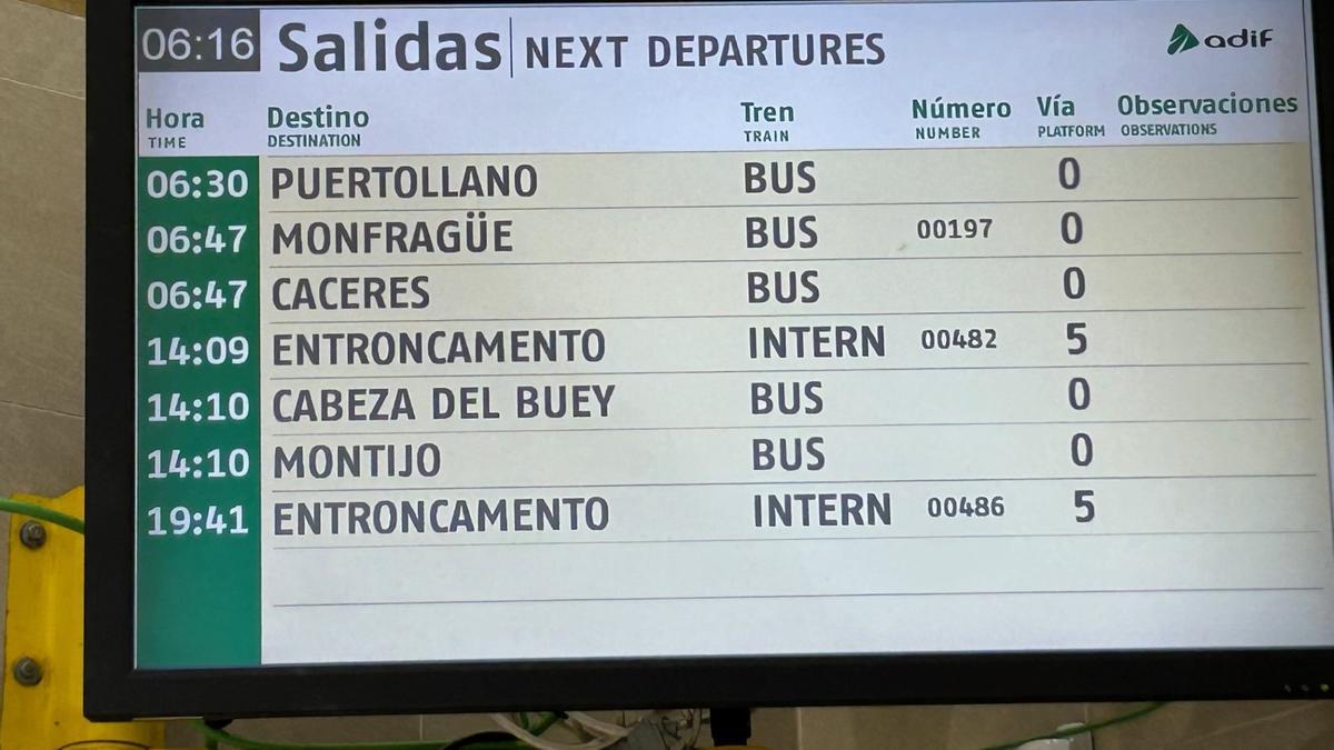 Letrero informativo de Salidas de la Estación de Ferrocarril de Badajoz esta mañana con todos sus trayectos nacionales en bus..