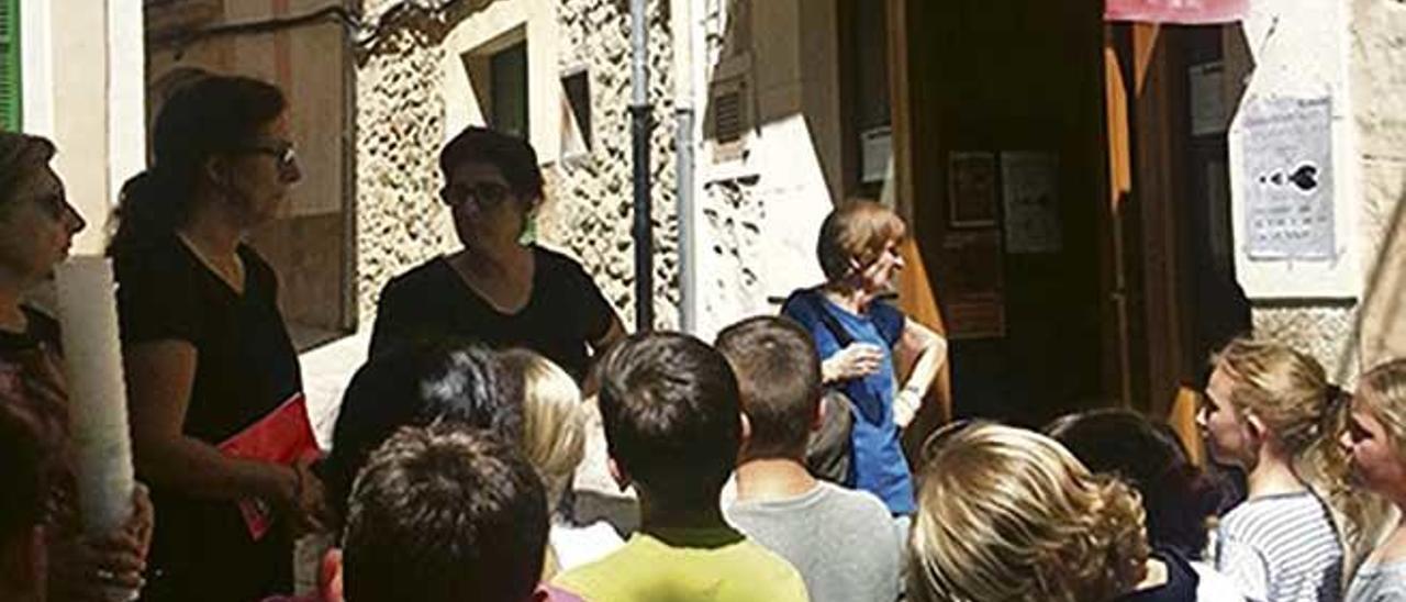 Escolars del CEIP Mestre Colom de Bunyola han visitat un dels comerços més innovadors del poble.