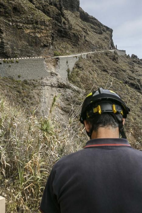 13/07/2016 Visita del presidente del Cabildo de Tenerife Carlos Alonso  junto a Técnicos para ver in situ el estado del derrumbe del talúd de la carretera que lleva a la Punta de Teno.José Luis González