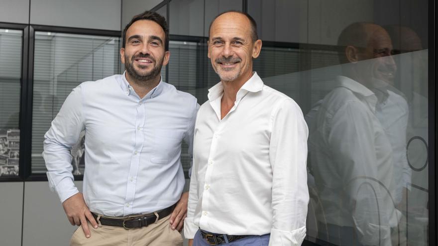 Ferran Hidalgo, Trade Marketing de Damm en Baleares junto a Sebastián Oliver, gerente de Diario de Mallorca.