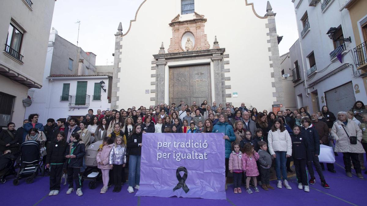 Concentració demanant la incorporació de les dones en la confraria de Sagunt