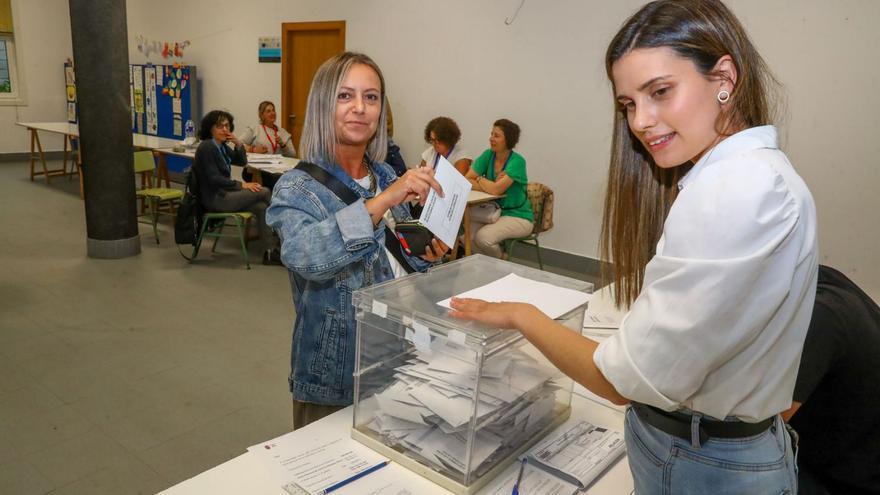 Giráldez desafía los vientos contrarios al PSOE y suma su primera mayoría absoluta