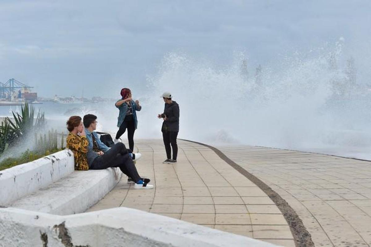 02-02-2019 LAS PALMAS DE GRAN CANARIA. Alerta por mala mar. Oleaje en la avenida marítima. Fotógrafo: ANDRES CRUZ