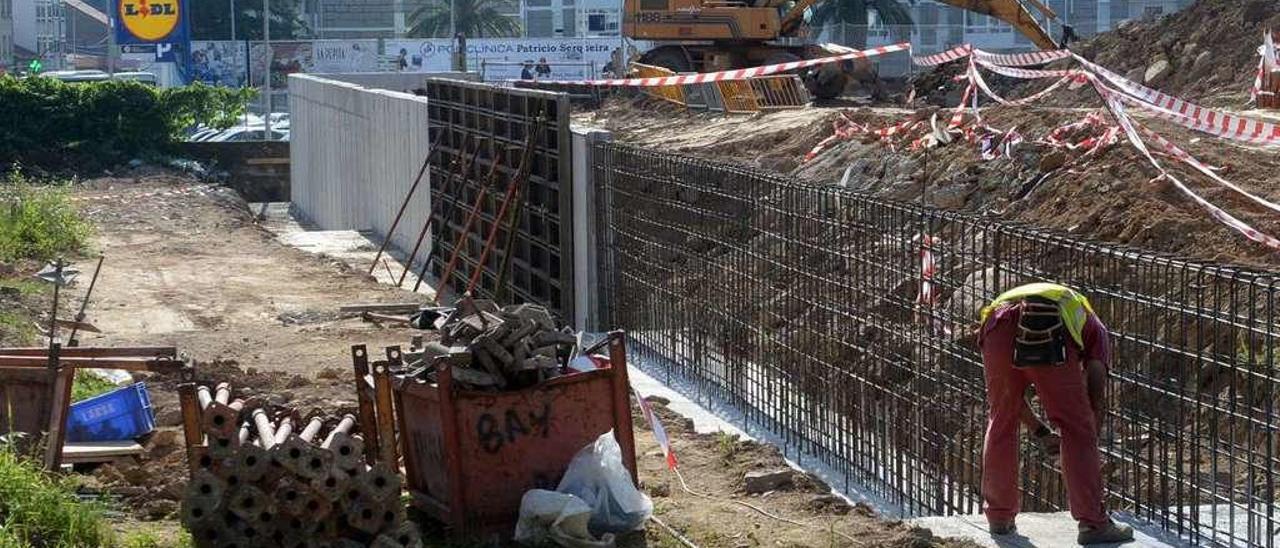 Las obras de construcción del hipermercado Alcampo en la avenida de As Carolinas. // Noé Parga