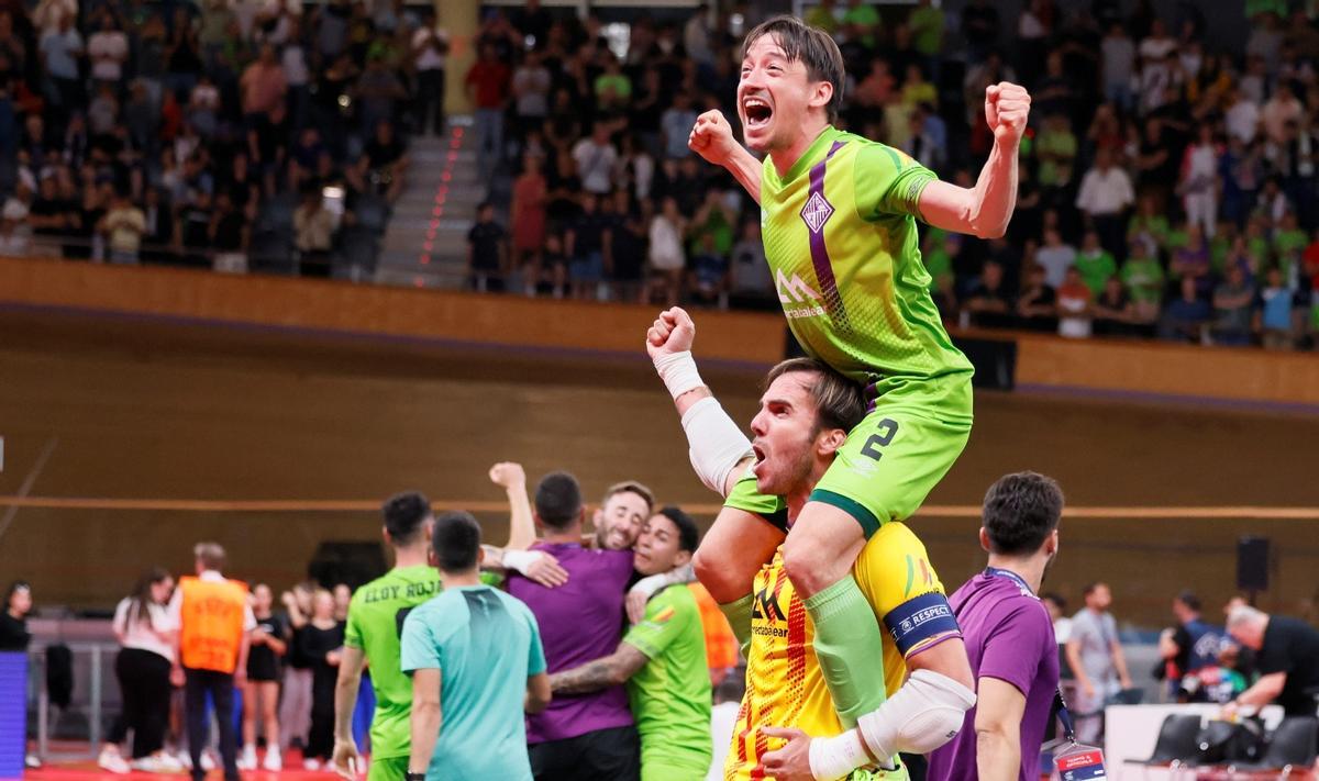 Carlos Barrón levanta a Chaguinha tras ganar la Liga de Campeones de fútbol sala.